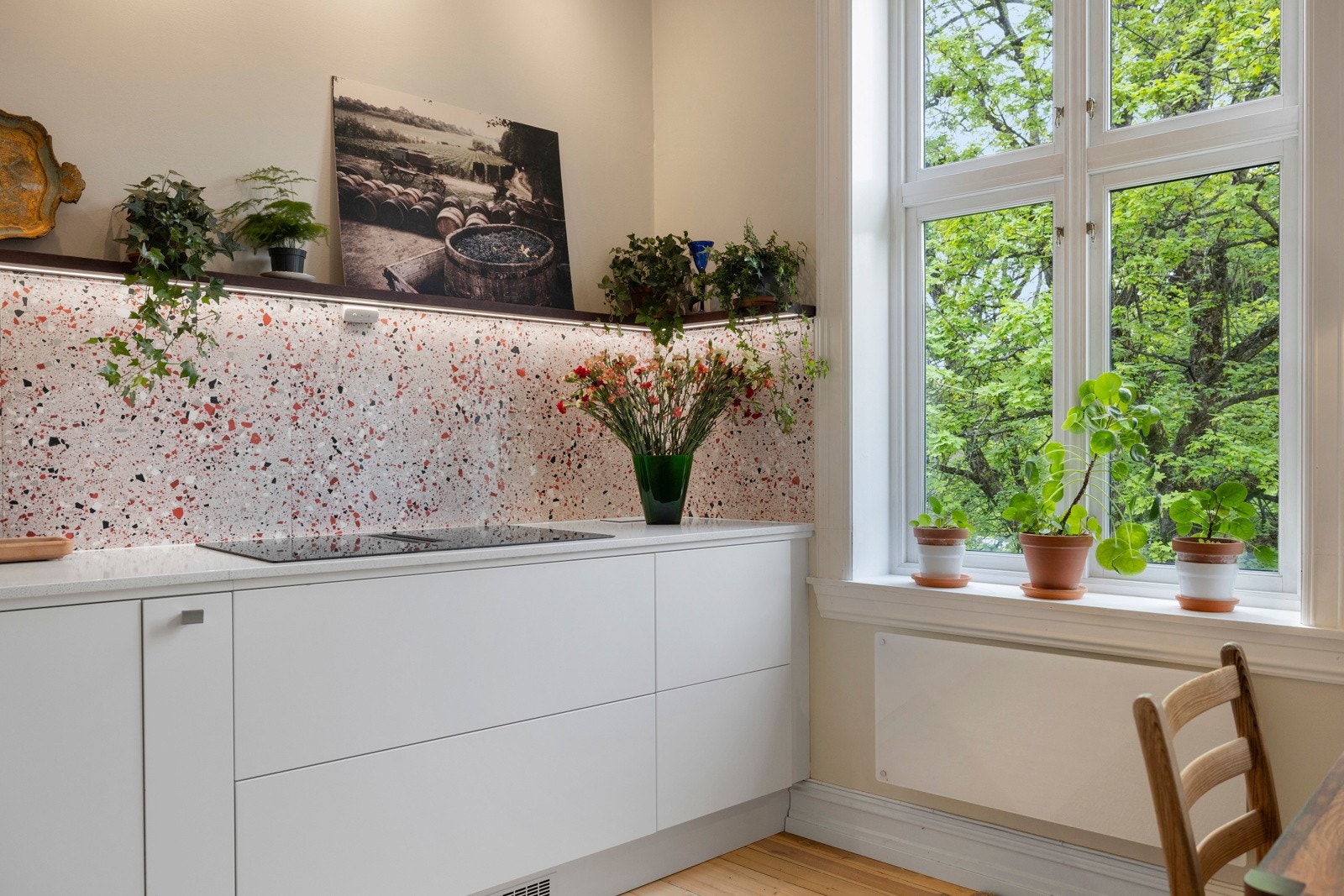 Med de 5 store vinduene på kjøkken og stue -mot syd-som gjør leiligheten svært lys og luftig. Galleribilde