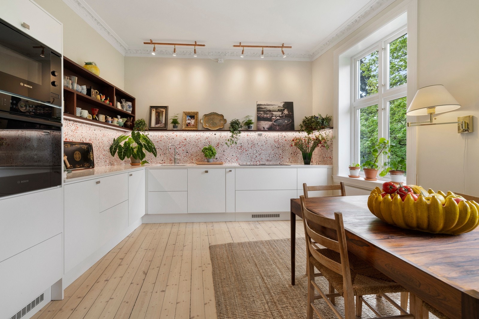 Kjøkkenet er utstyrt med integrerte hvitevarer, inkludert kjøleskap, fryseskap, oppvaskmaskin, platetopp, mikrobølgeovn, stekeovn, vannstoppsystem og komfyrvakt. Galleribilde