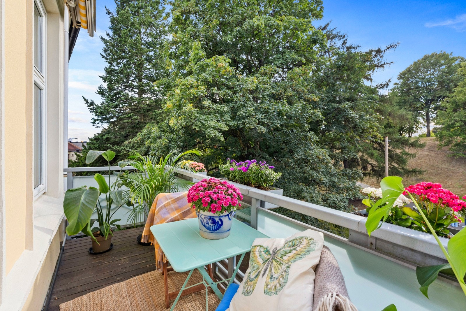 Det er sol i leilighet fra tidlig morgen på takterrassen til kl. 20.30 på balkongen. Galleribilde