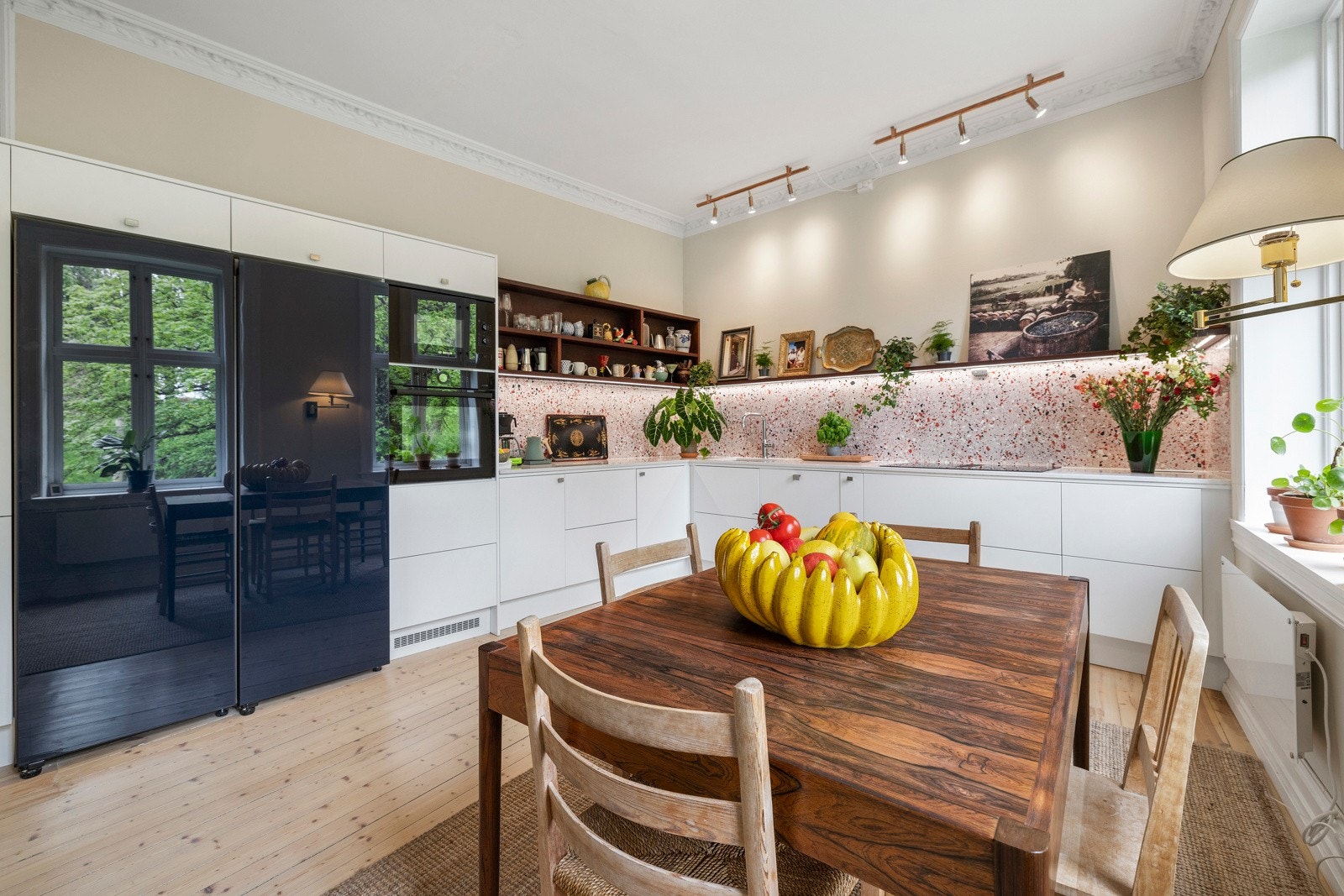 Boligen har et stilfullt og moderne Epoq kjøkken, oppusset i perioden 2023-2025. Galleribilde