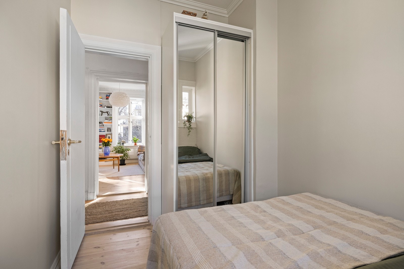 Her er det plass til dobbeltseng og garderobeskap. Galleribilde