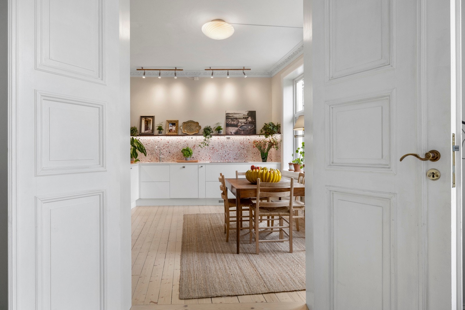 Med plass til en sosial spisegruppe blir dette et naturlig samlingspunkt i hjemmet. Galleribilde