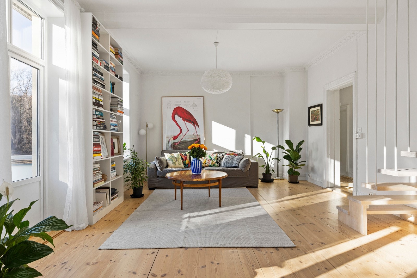 En eksklusiv og delikat 4-roms penthouse over to etasjer, med solrik balkong og privat takterrasse. Galleribilde