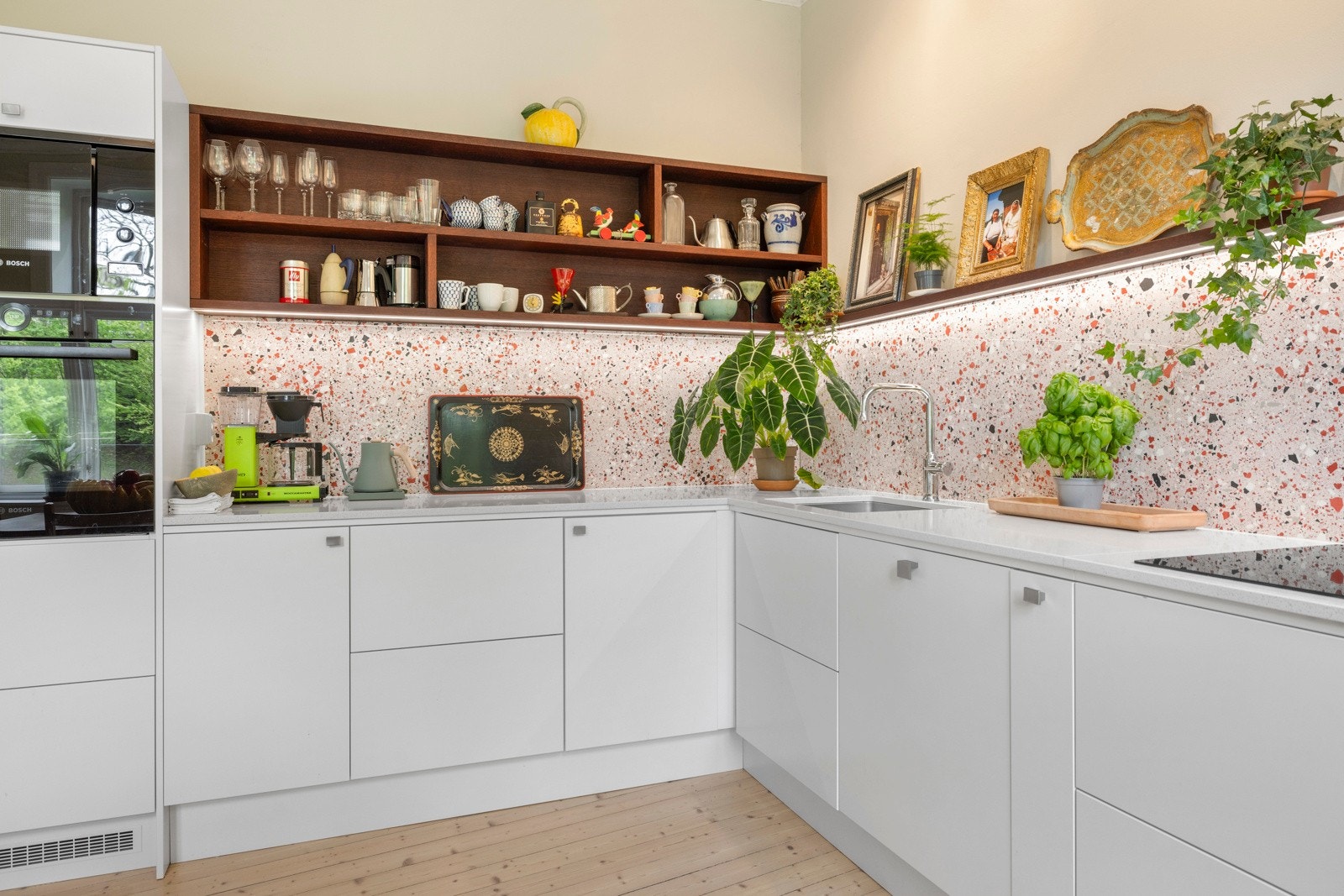 En iøynefallende flis over kjøkkenbenk. Galleribilde