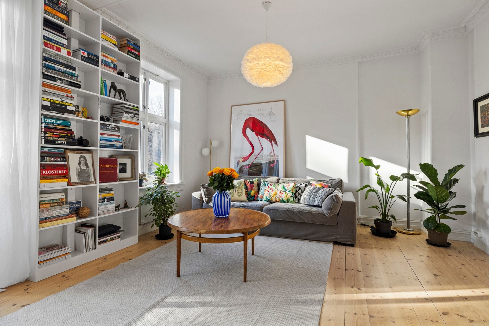 Hovedplanet har en generøs takhøyde på ca. 3 meter og er pyntet med elegant stukkatur som gir rommene et stilfullt og herskapelig preg. Galleribilde