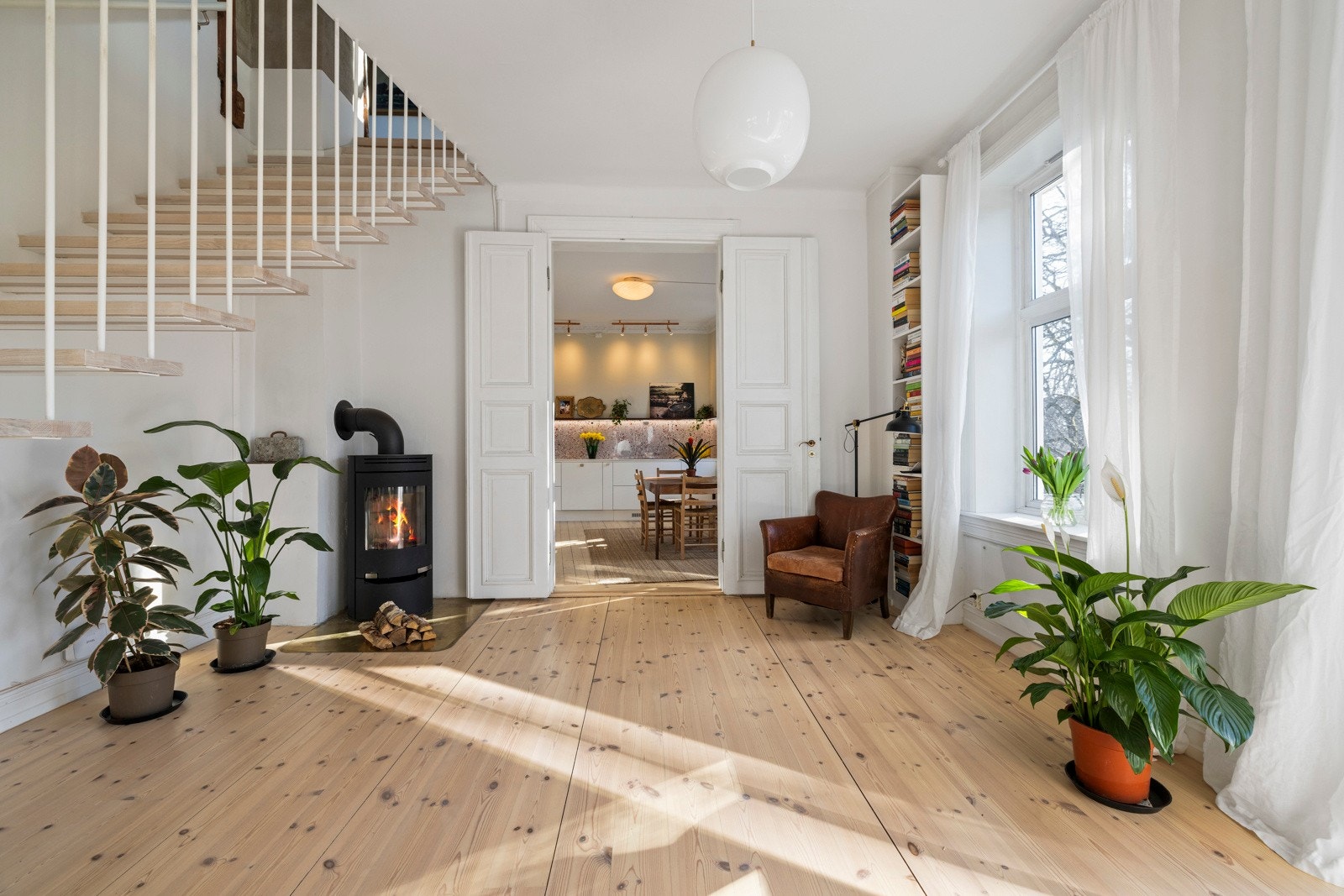 En lun og varm peis i hjørnet, samt dype vinduskarmer gir en innbydende atmosfære. Galleribilde