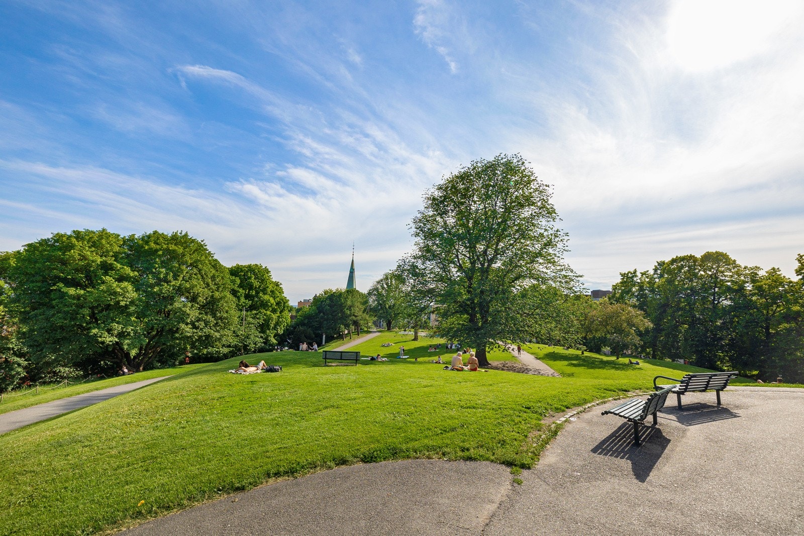 Stensparken er et populært grøntområde med gode fasiliteter som lekeplasser og store åpne plener. Galleribilde