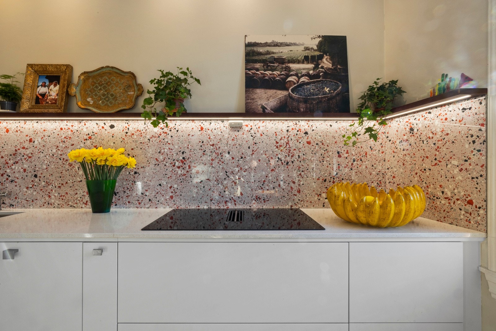 Kjøkkenventilatoren er integrert i koketoppen og har et kullfilter for effektiv ventilasjon. Galleribilde