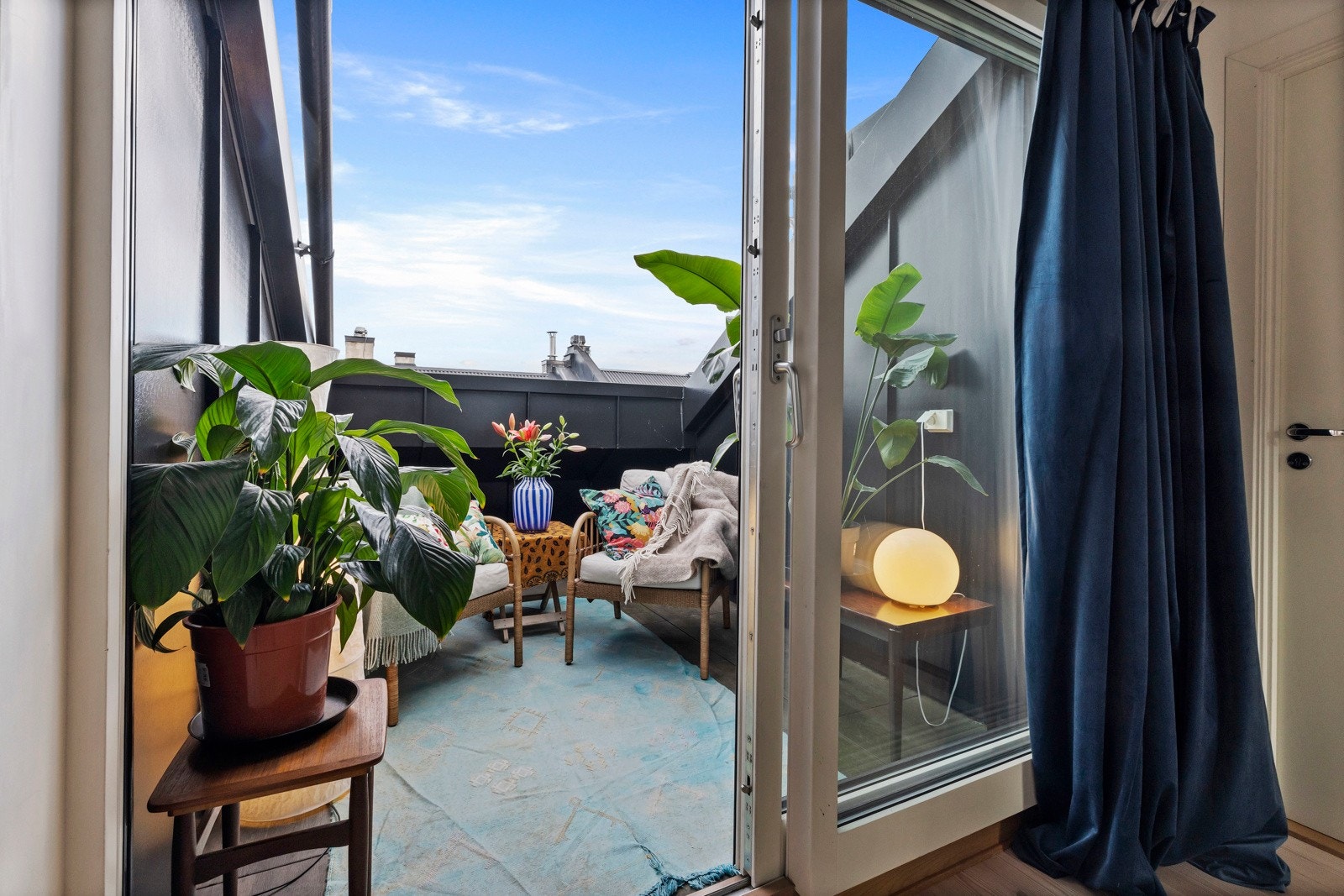 Boligen har en skjermet beliggenhet i en indre gård og vender ut mot idylliske Stensparken. Galleribilde