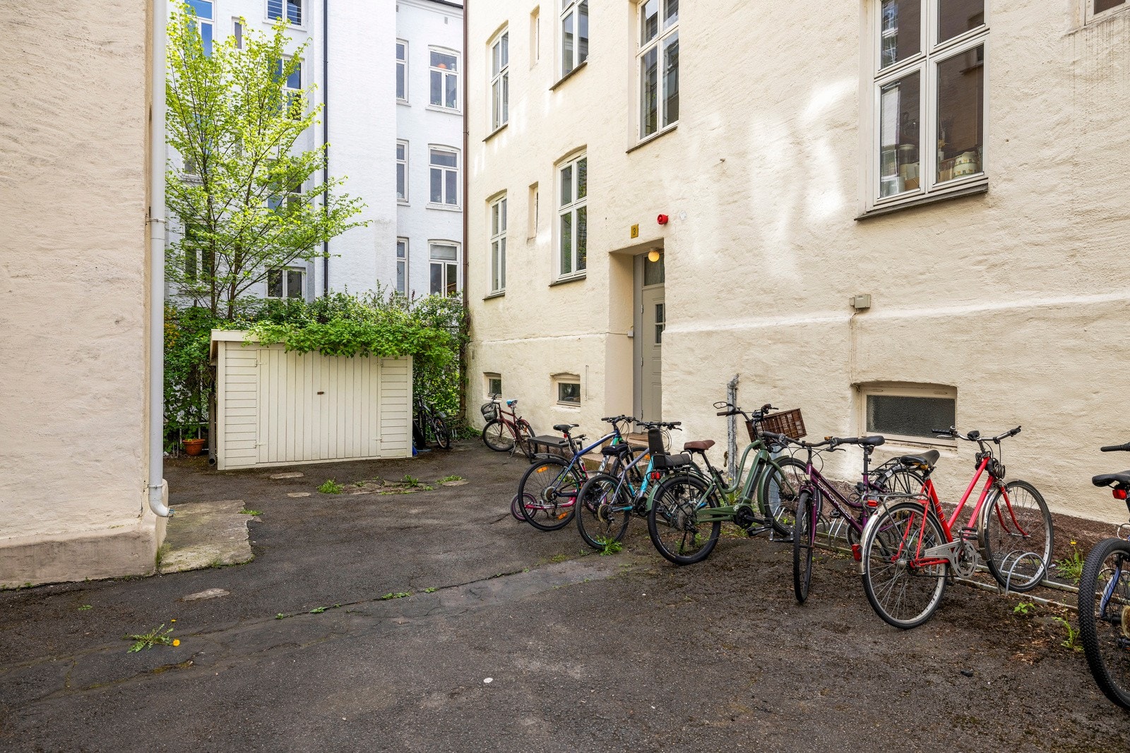 Bakgård med sykkelparkering. Galleribilde
