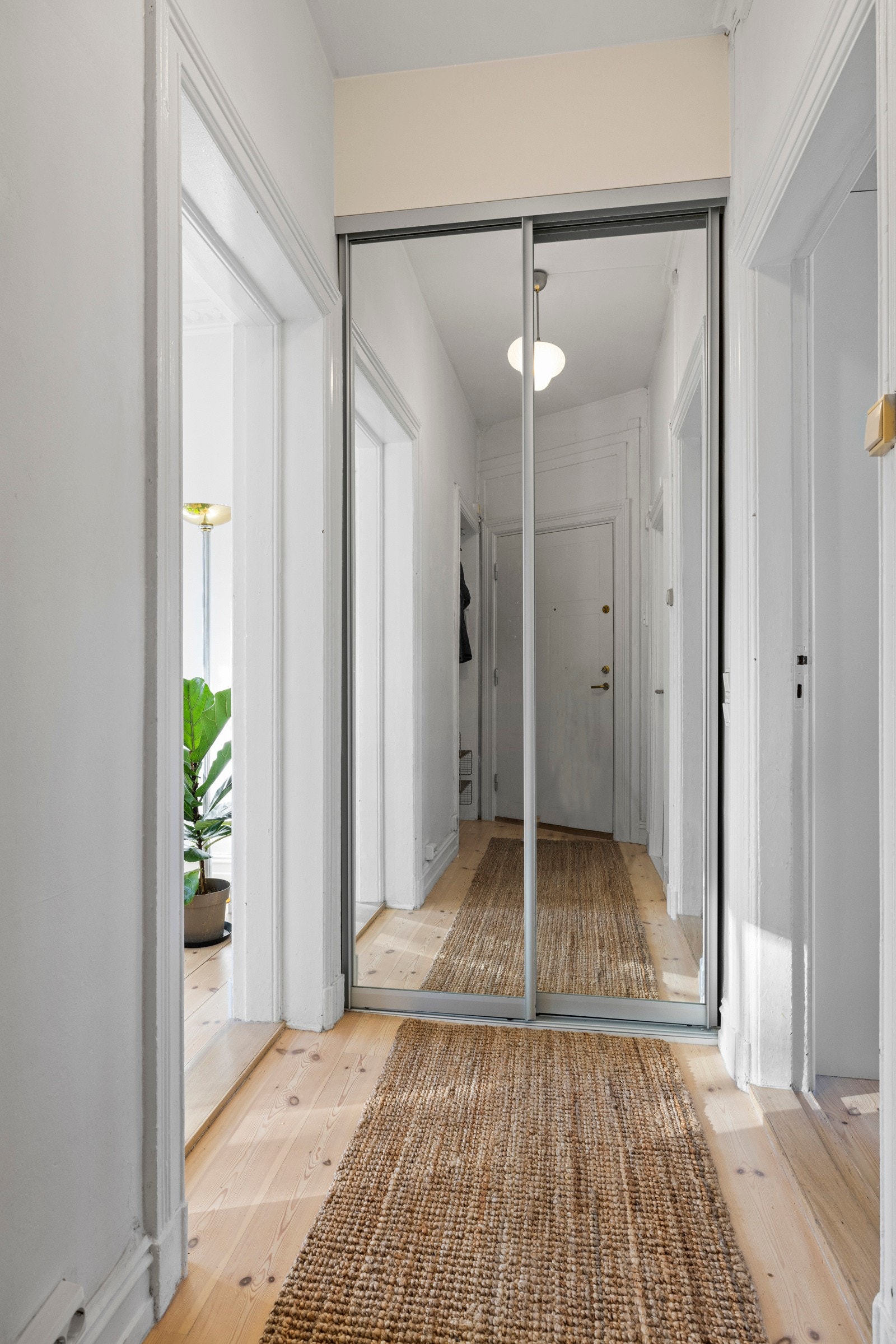 Velkommen inn! Boligen har en romslig og innbydende entré med innebygget skyvedørsgarderobe med speilfronter. Galleribilde