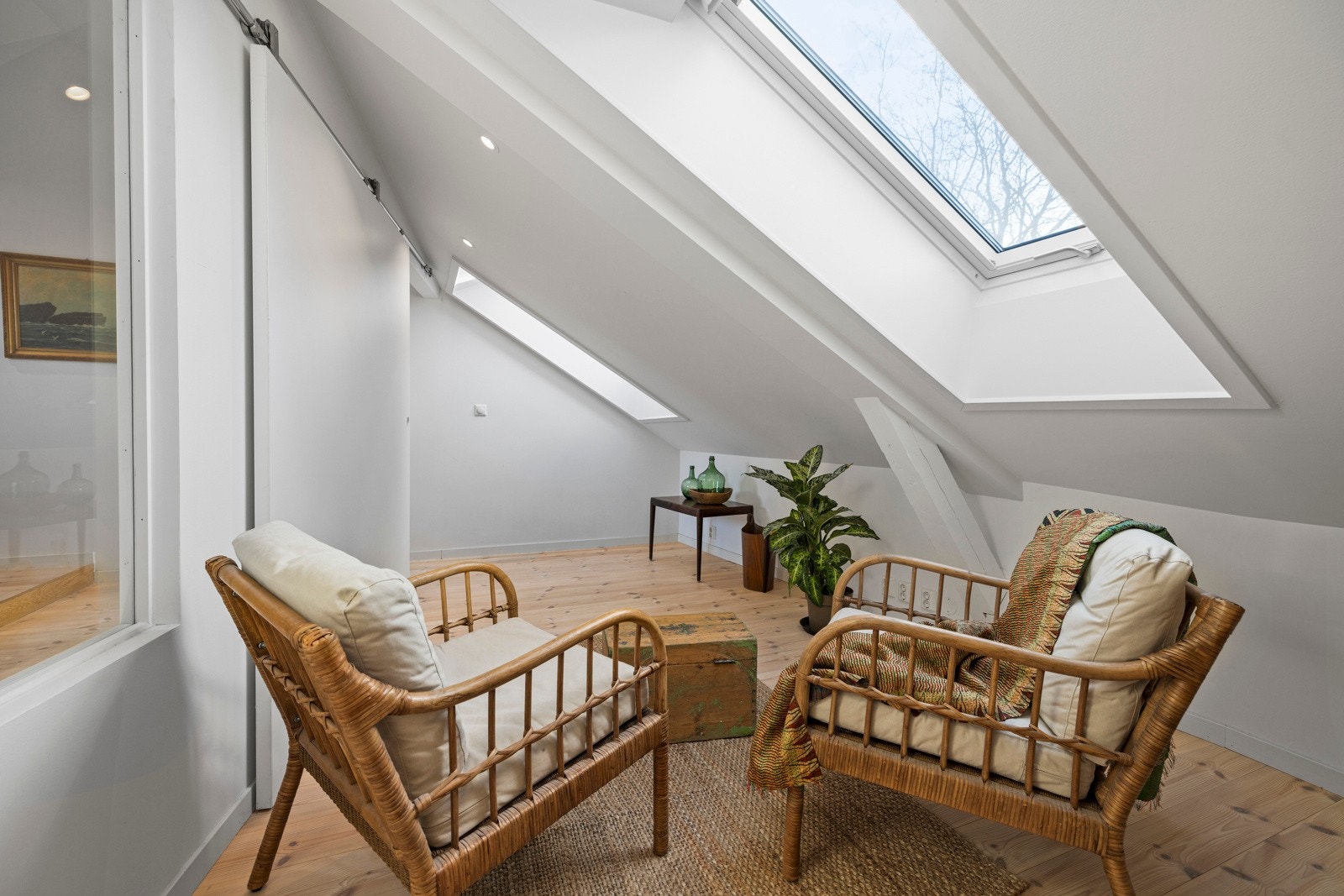 I dag er det innredet som en trivelig loftstue, utbygget i 2019, med store takvinduer som gir et luftig og åpent inntrykk. Galleribilde