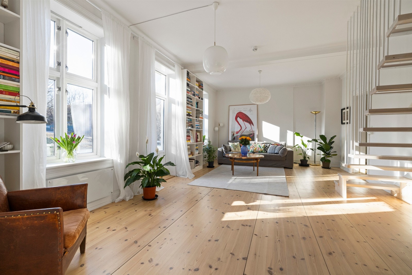 Stuen er romslig med god plass til sofagruppe, stuebord og annet ønsket møblement. Galleribilde