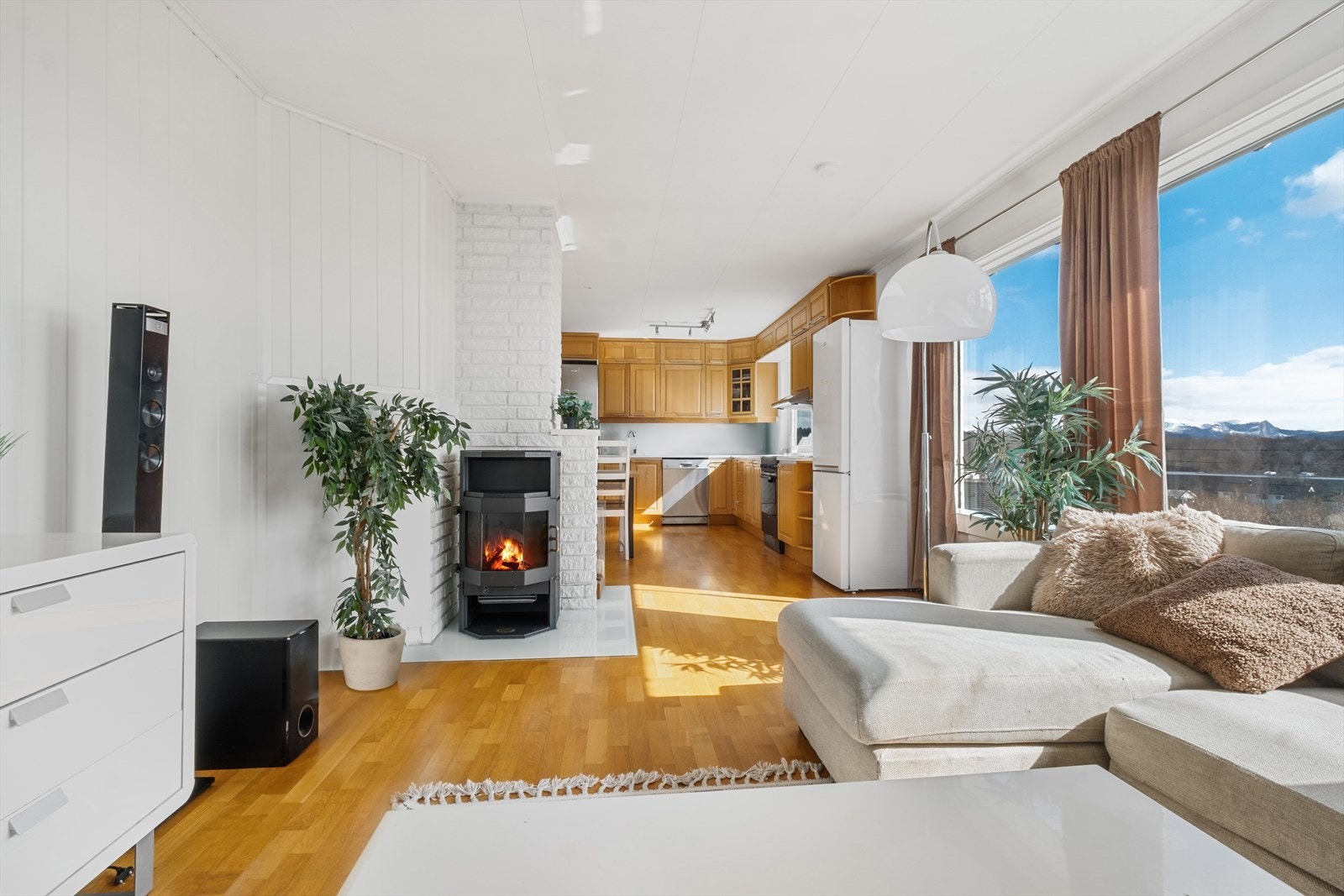 Stue med peisovn, 2.etasje Galleribilde