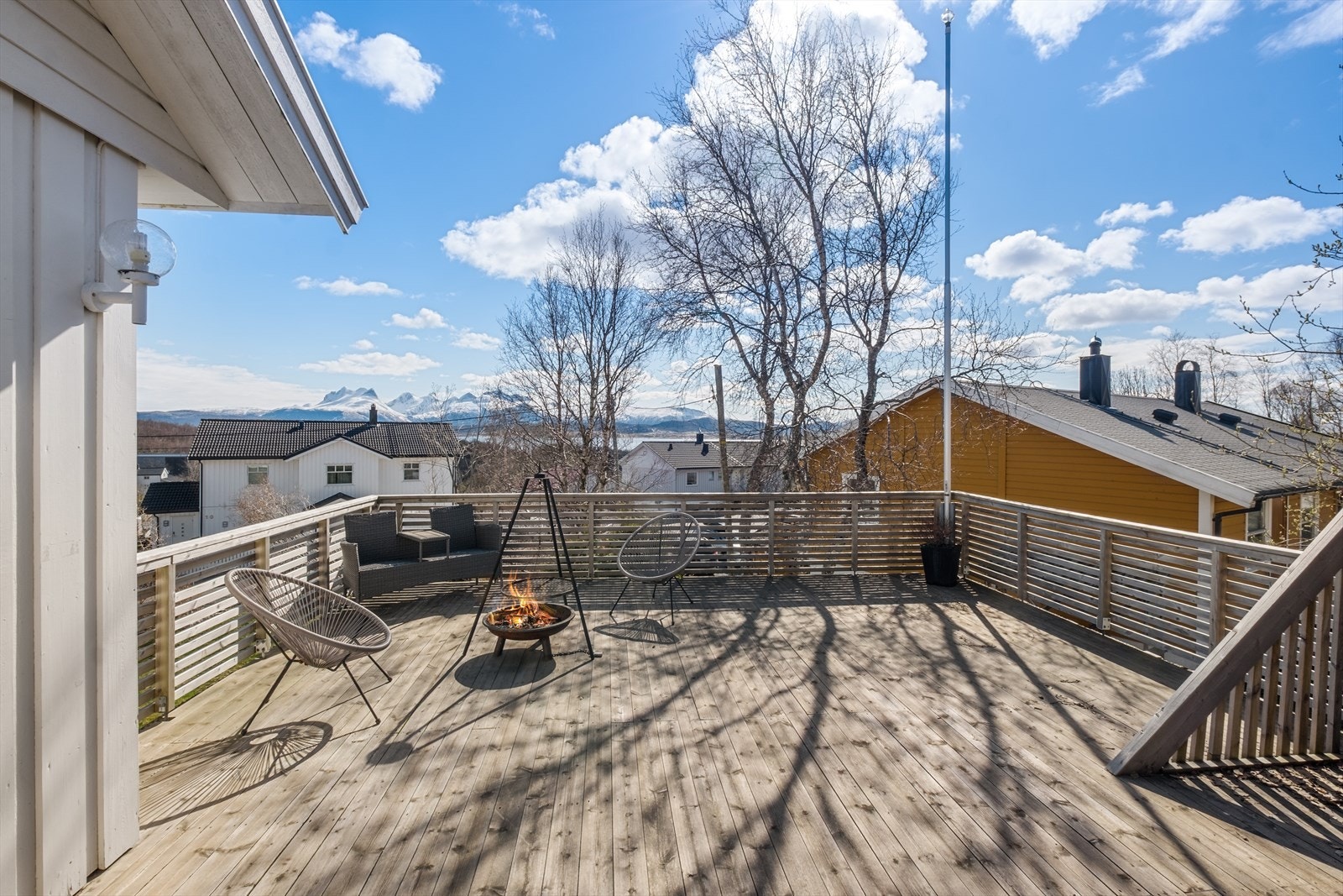 Stor terrasse/ veranda, med flott utsikt over Saltenfjorden og Børvasstindene. Galleribilde