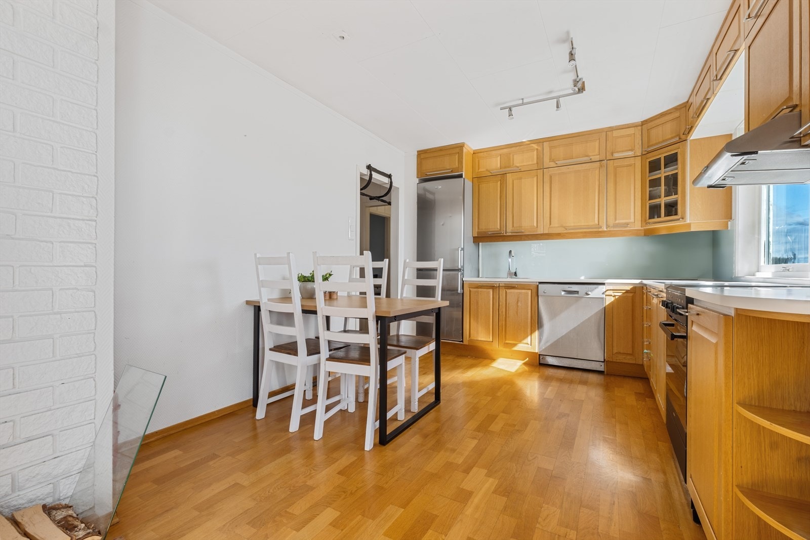 Kjøkken med god spiseplass Galleribilde