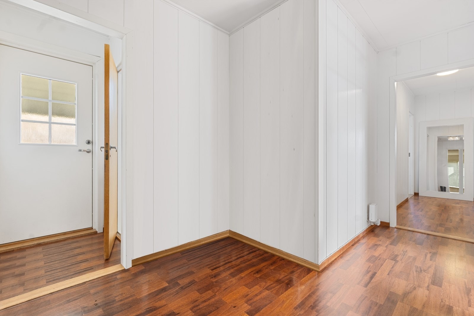 2.etasje med egen inngang. Entre/ Hall. Galleribilde