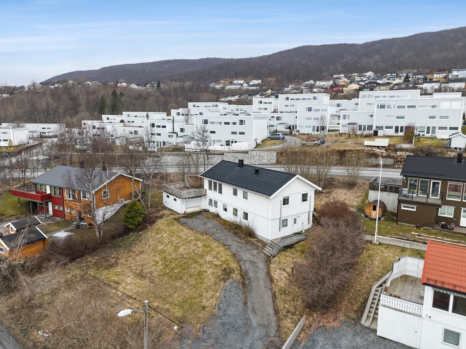 Utleiebygg på ca 595 kvm tomt, priset til 6 400 000,- Tilleggsareale ca 600 kvm, med rammetillatelse for bygging av enebolig med utleie som egen seksjon 1 000 000,- Eventuelt selges eiendommen som en enhet 7 400 000,- Totalt tomteareale ca 1195 kvm. Galleribilde