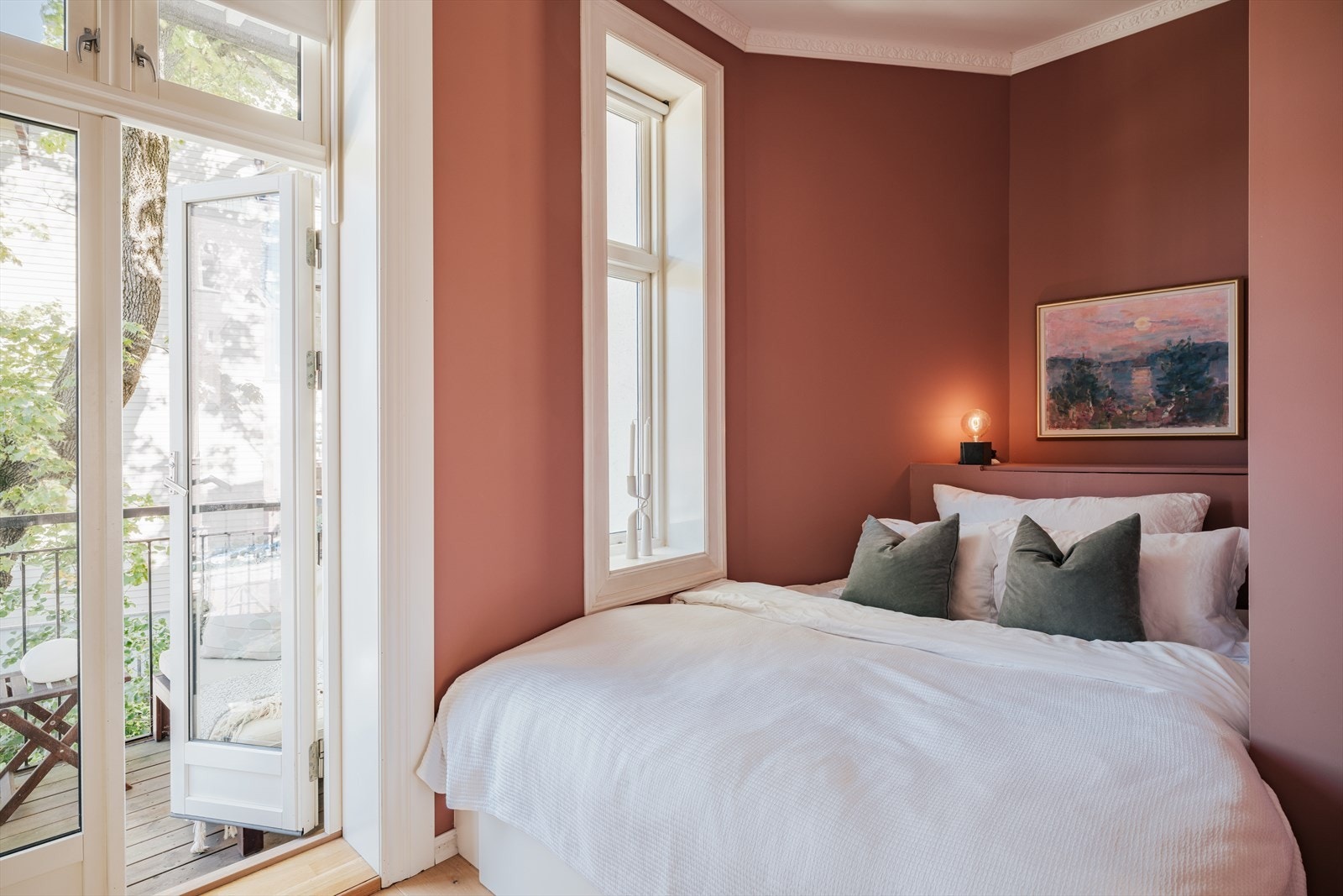 Soverom nr. 2 med plassbygd seng og integrert skyvedørsgarderobe. Galleribilde