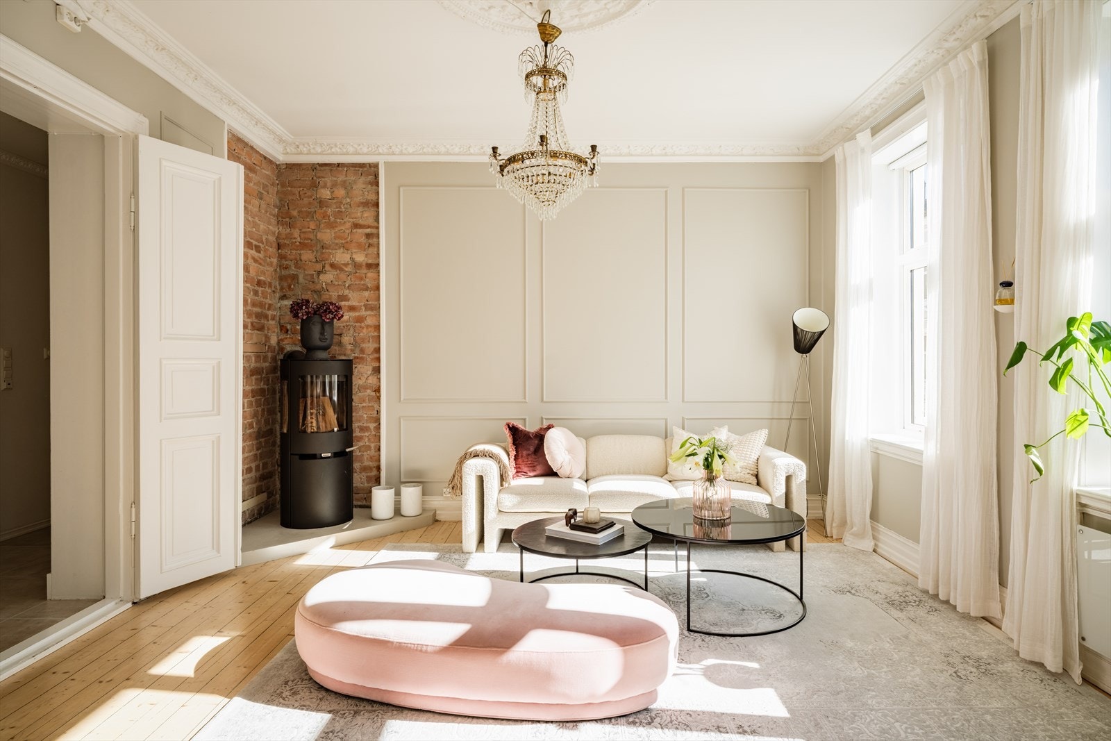 Stuen er av god størrelse og er enkelt å innrede med sofagruppe og lesekrok. Galleribilde