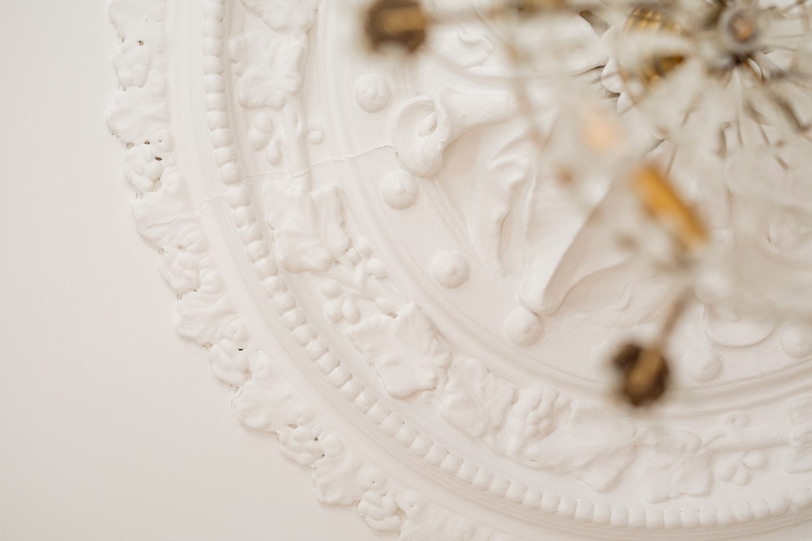Leiligheten byr på delikate, klassiske detaljer med originale tregulv, rosetter og stukkaturer. Galleribilde