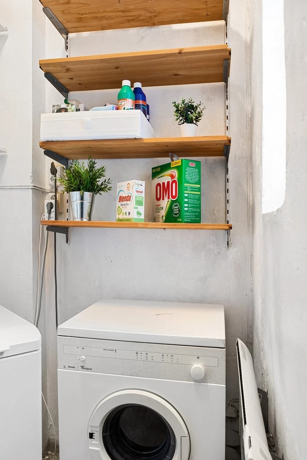 Rett utenfor leiligheten (en halv trapp opp) har man opplegg til vaskemaskin, evt. kombimaskin. Og ekstra hyller til oppbevaring. Galleribilde
