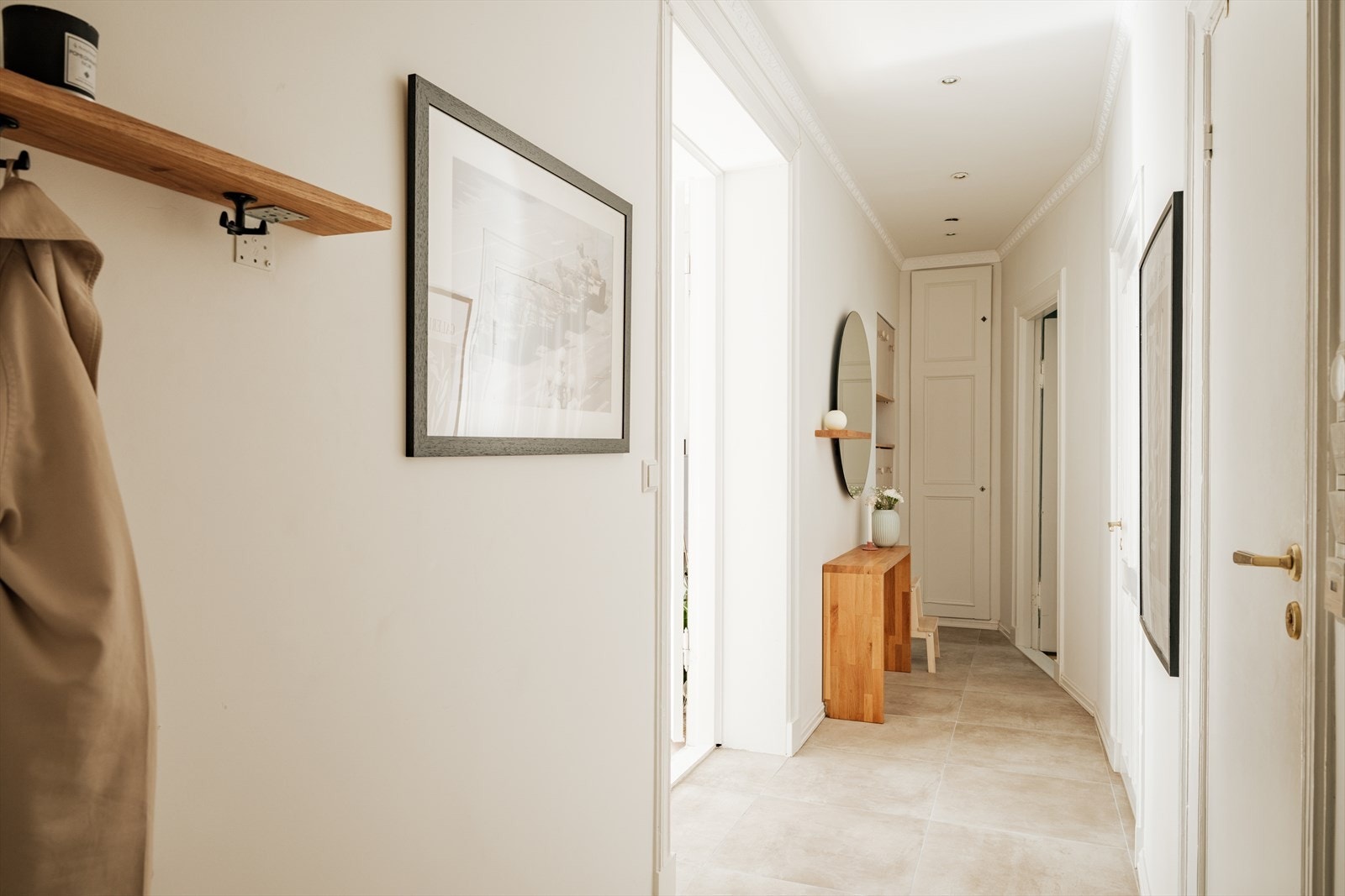 Praktisk entré med plass til yttertøy og sko i plassbygd garderobeskap og kott. Galleribilde