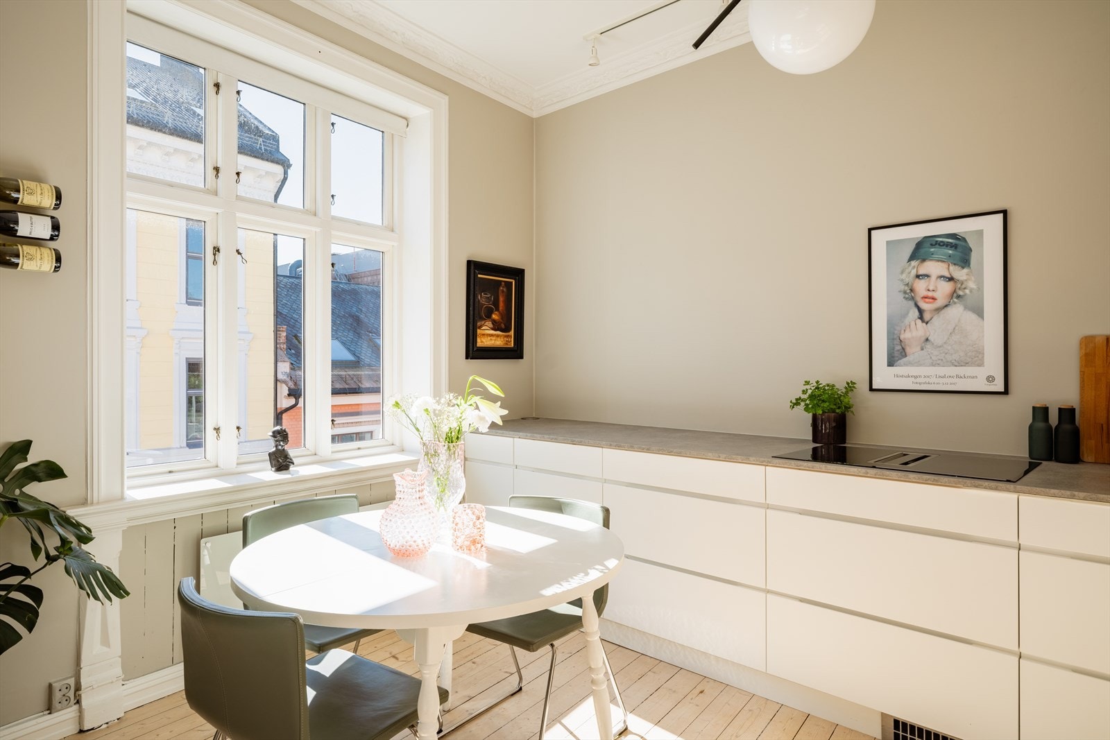 Kjøkkenet ble pusset opp i 2017 med innredning fra Kvik, og kombinerer funksjonalitet og design. Galleribilde