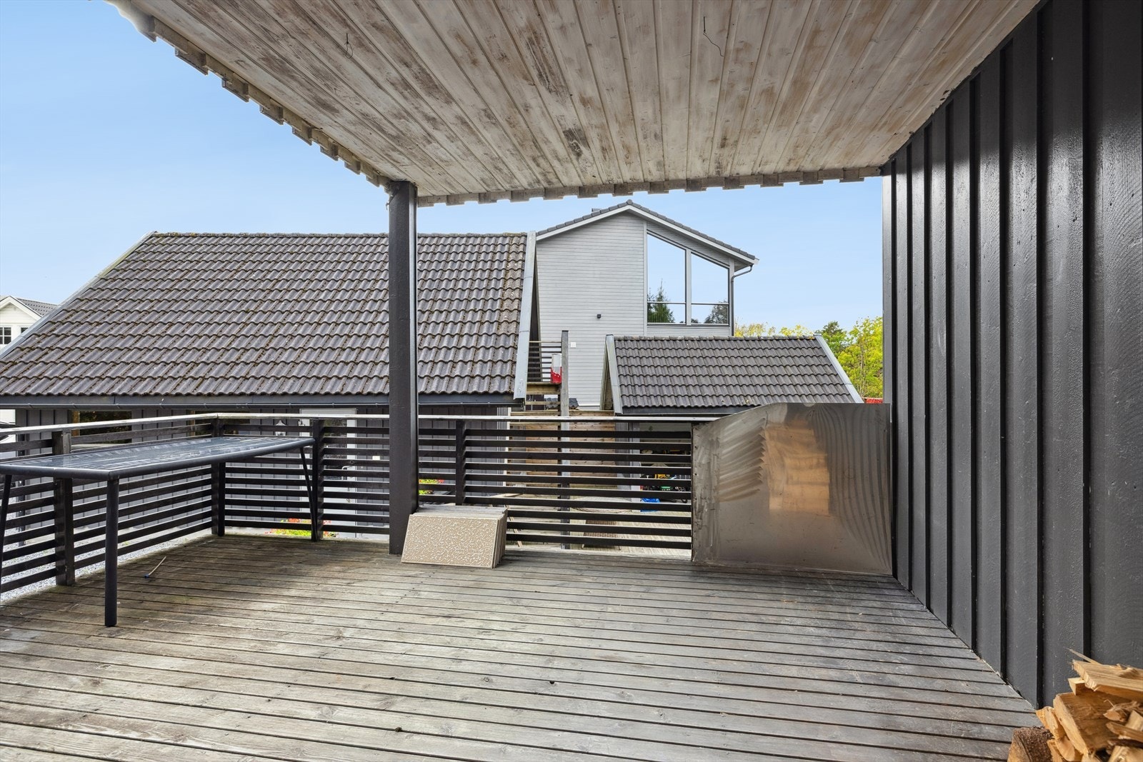 Stor og delvis overbygd terrasse på til sammen .... Galleribilde