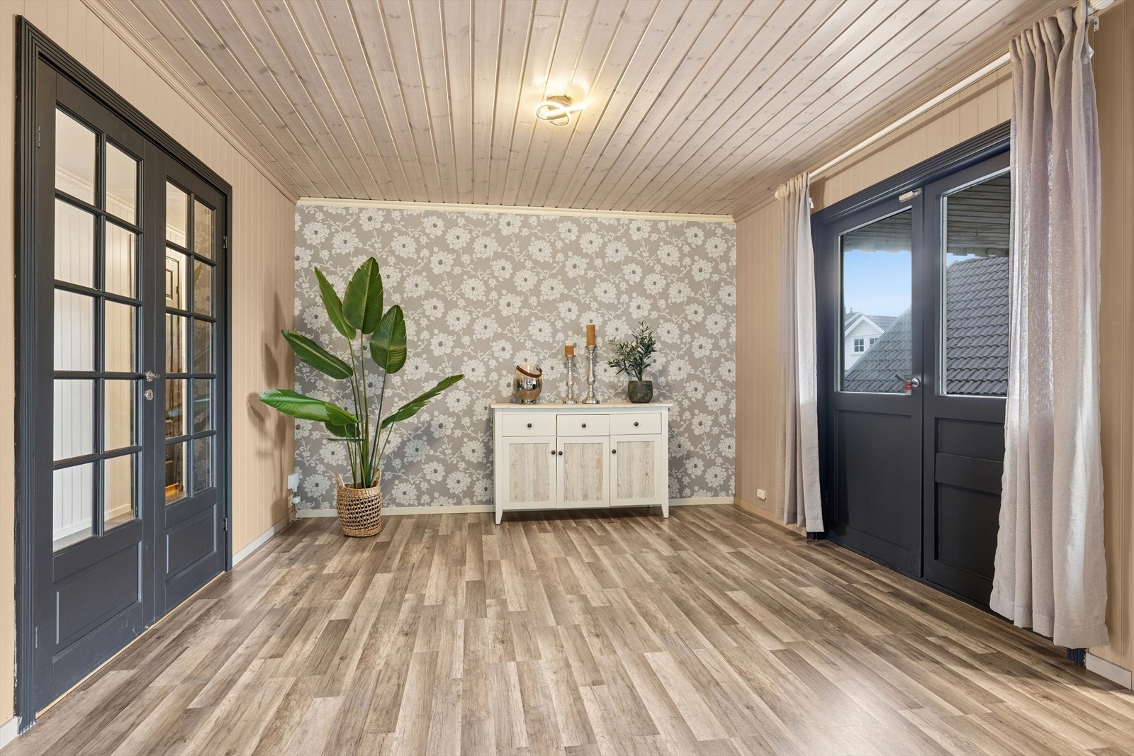 Fra stuen er det utgang til overbygd terrasse Galleribilde