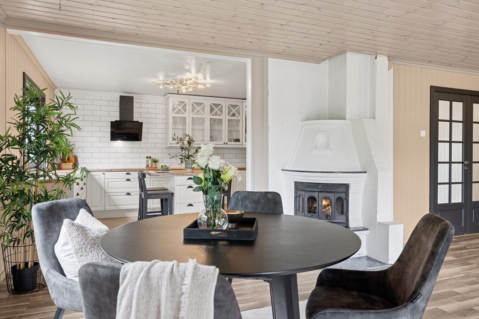 Åpen kjøkkenløsning og god plass til spisestue Galleribilde