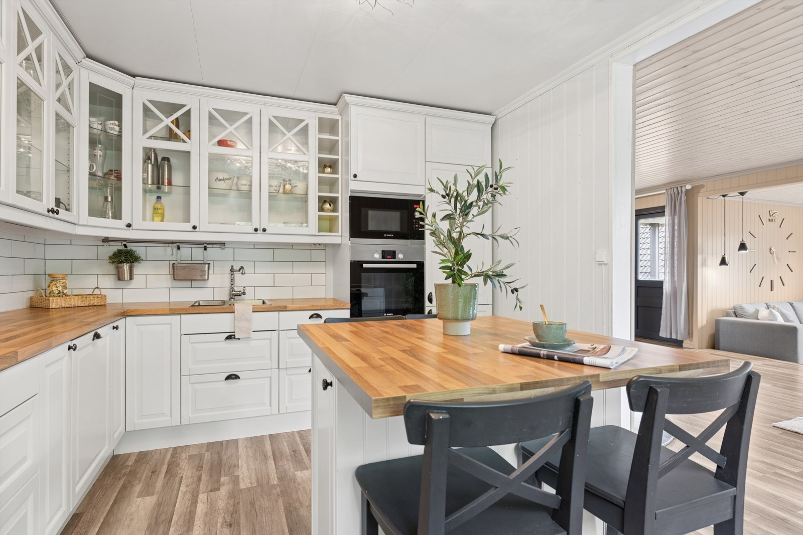 Integrert stekeovn, platetopp, microovn, oppvaskmaskin og kjøleskap med fryser Galleribilde