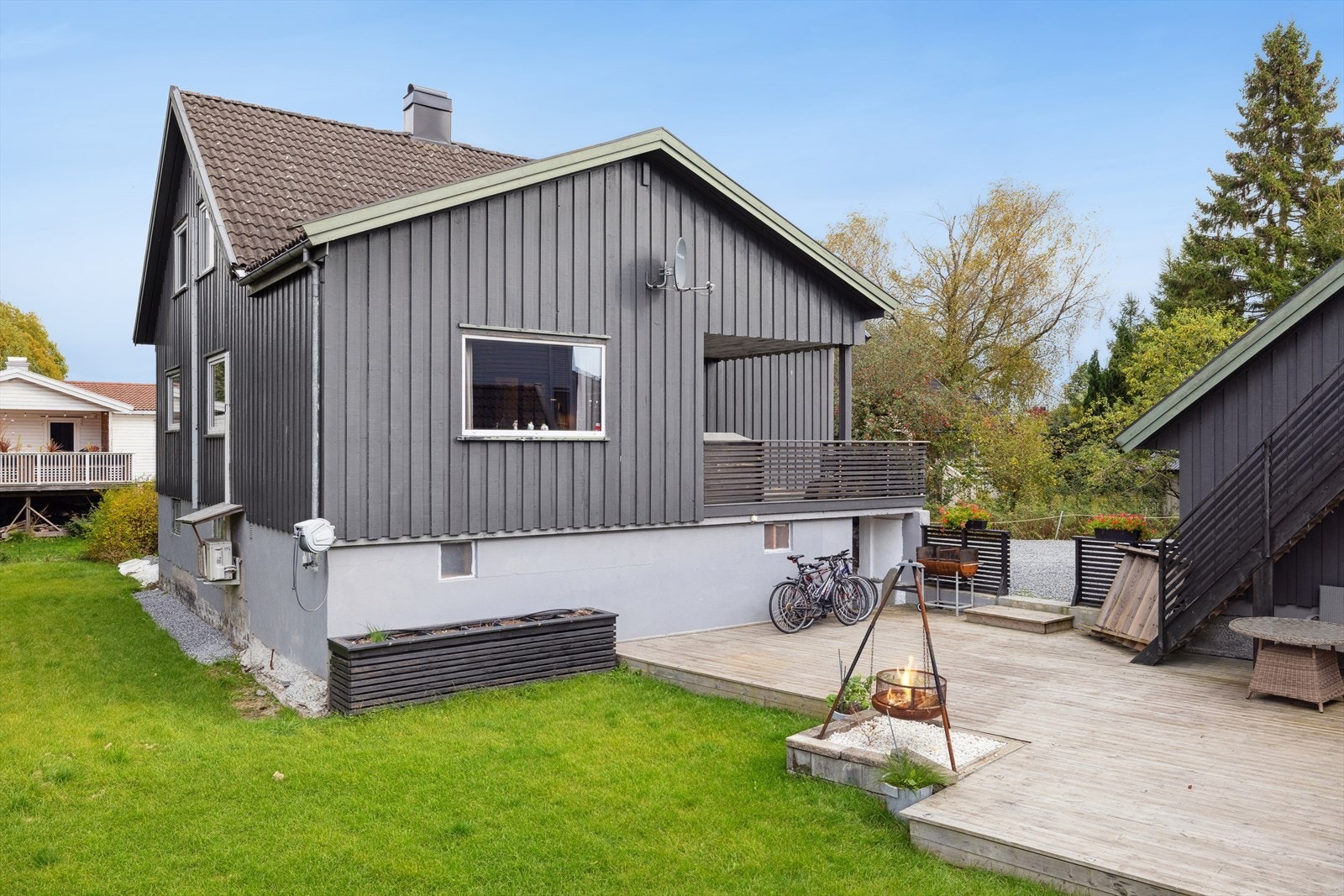 Usjenert og solrik uteplass Galleribilde