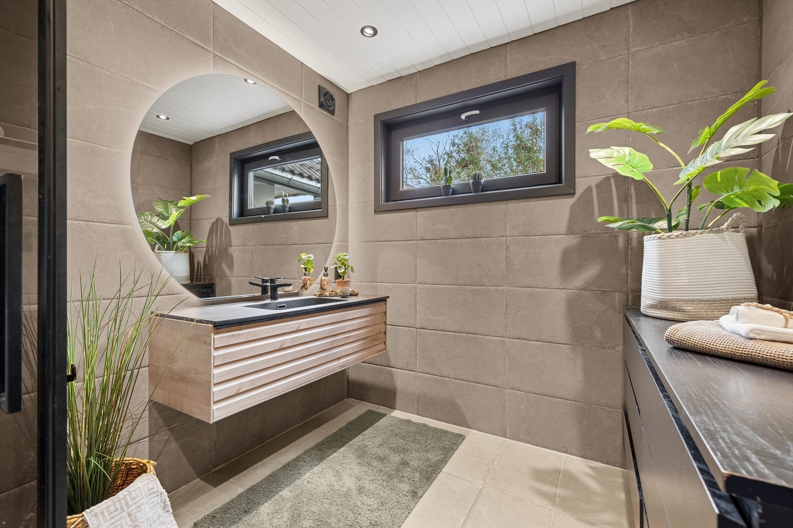 Flislagt bad med varmekabler. Badet ble oppgradert i 2022 Galleribilde