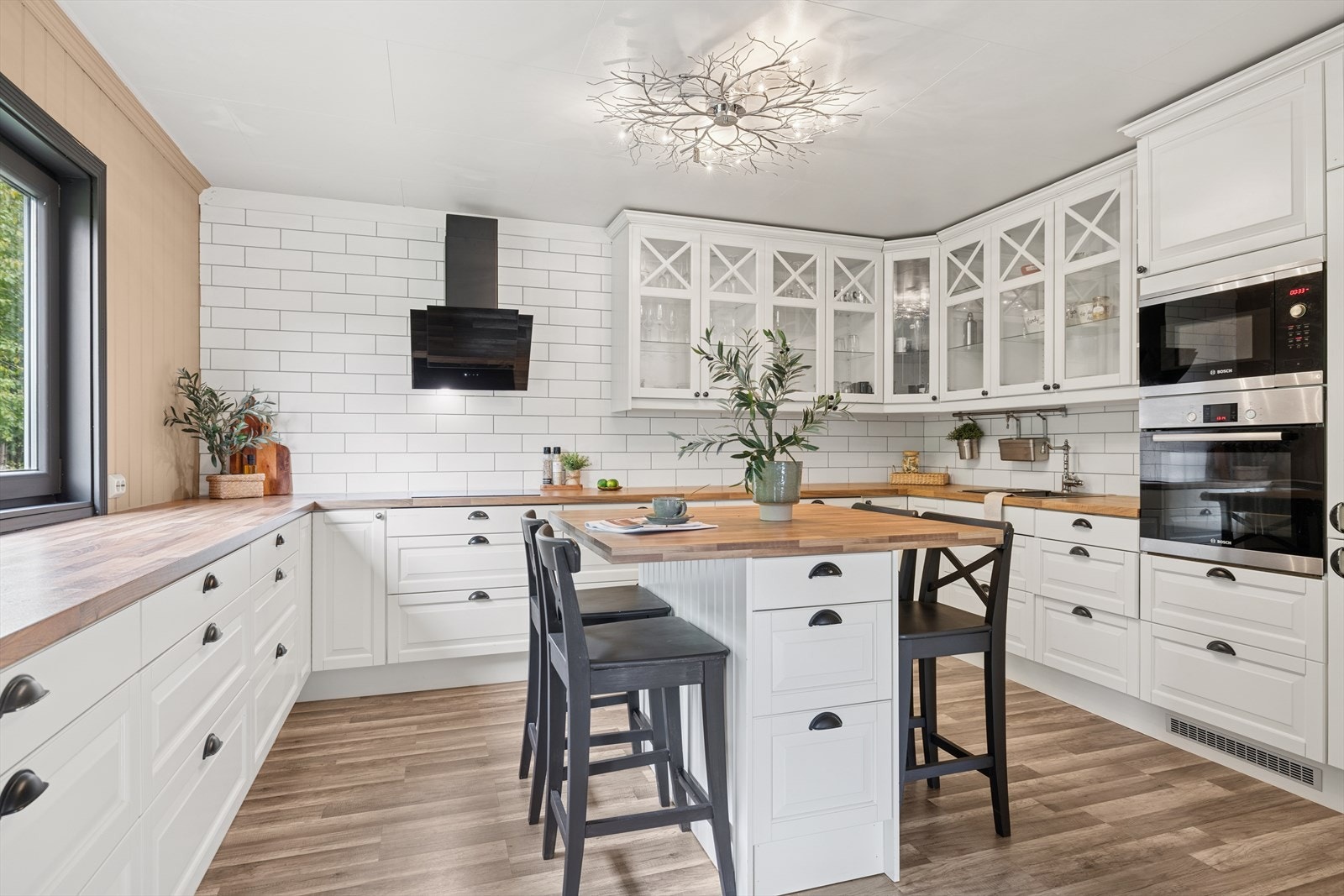 Profilert kjøkkeninnredning fra 2016 med kjøkkenøy Galleribilde