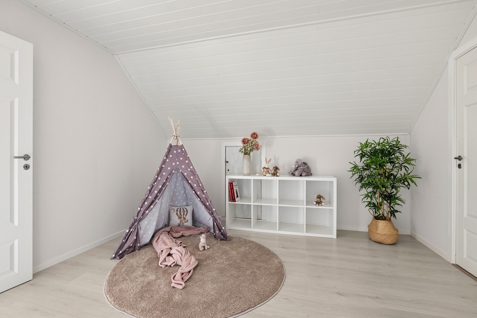 Loftstue/gang Galleribilde