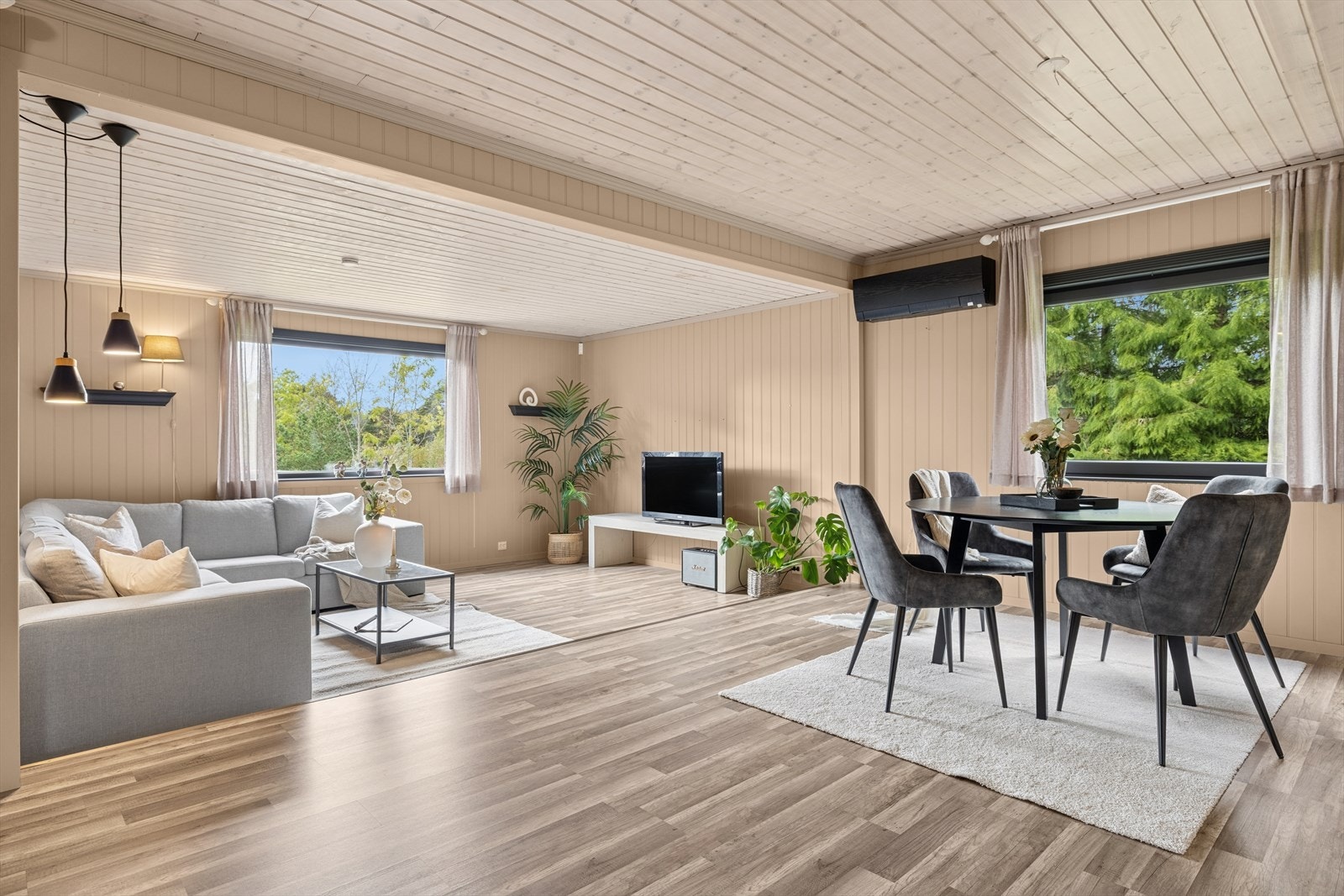 Stor todelt stue med god spisestue del og tv-stue del Galleribilde