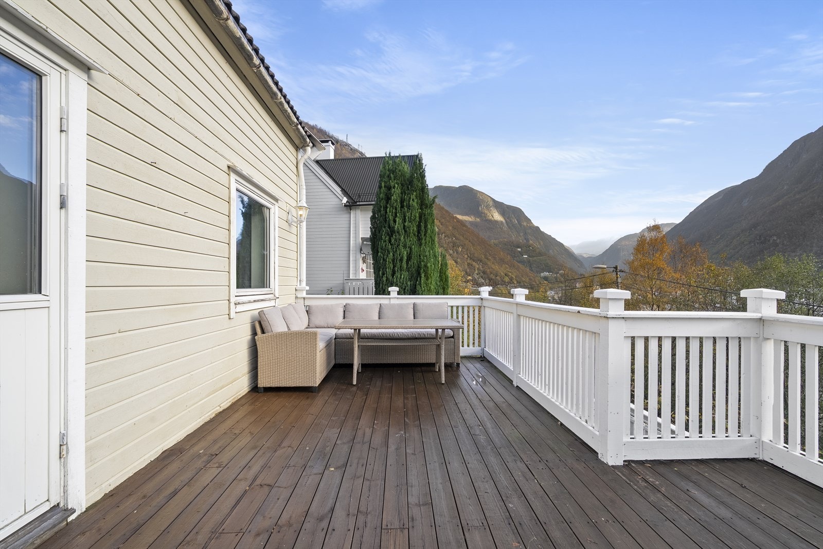 Veranda er av god størrelse - flott utsikt innover mot sentrum og fjorden Galleribilde