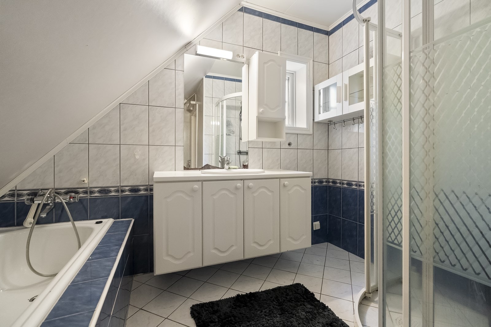 Flislagt bad med dusjhjørne og badekar Galleribilde