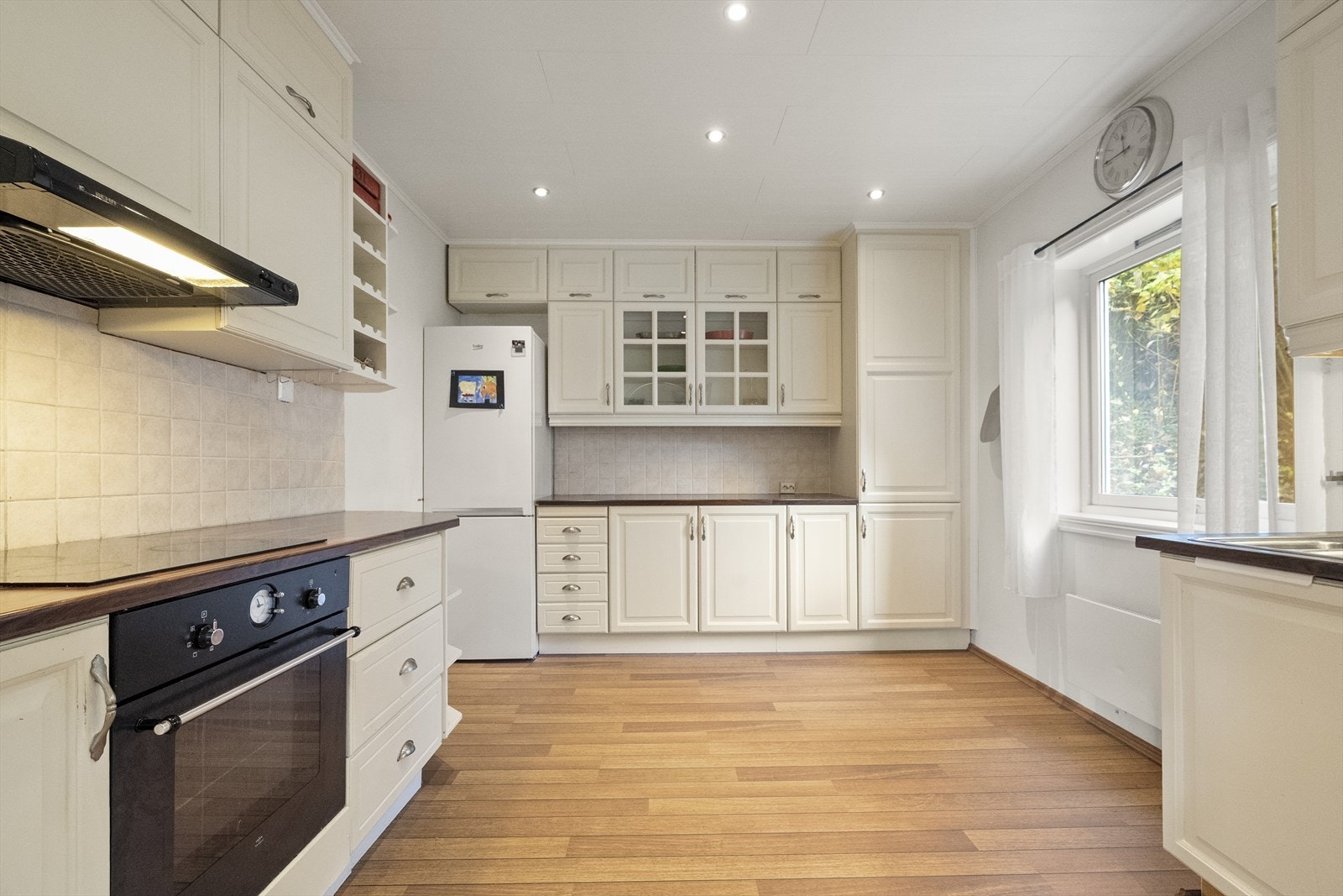 Kjøkkenet er av god størrelse med mykje skap- og benkeplass, samt plass til lite spisebord ved vinduet Galleribilde