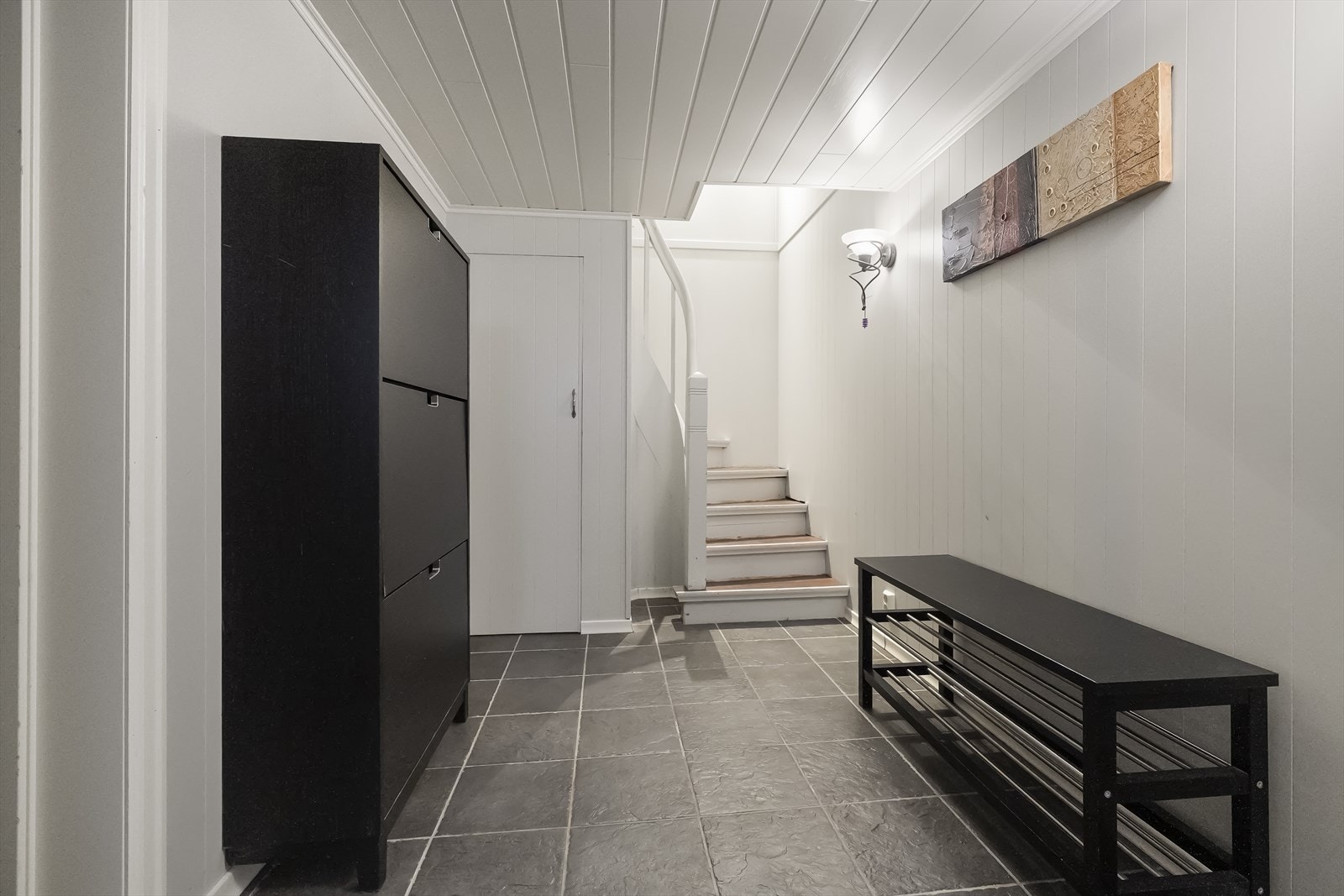 Trappegang i kjellar - her er bad, vaskerom, boder og disp. rom Galleribilde