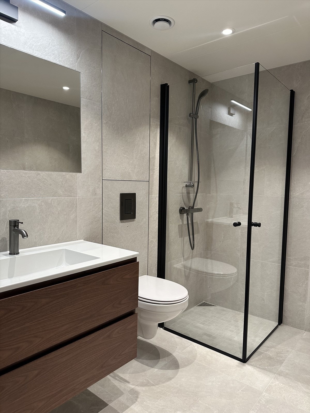 Delikat bad med store lyse fliser Galleribilde