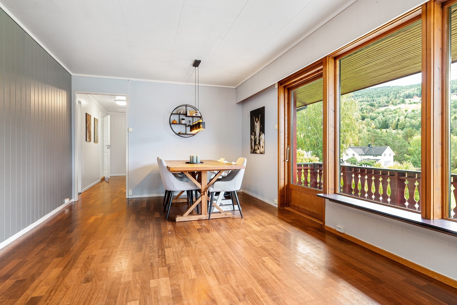 Stuen er romslig med store vindusflater som slipper inn mye lys Galleribilde