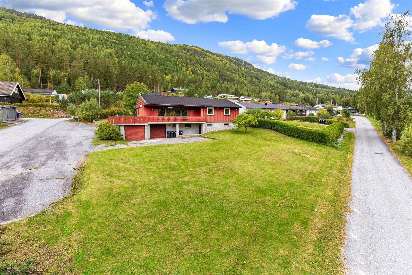 Eiendommen har stor hage Galleribilde