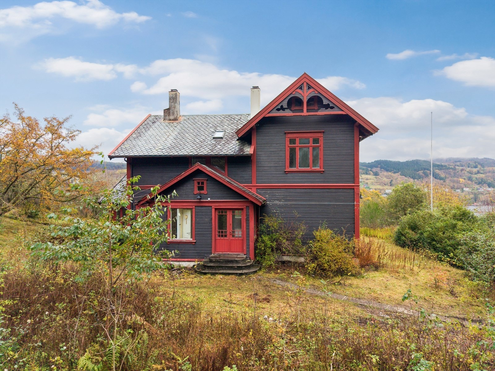 Bolighuset på eiendommen ble oppført i 1911 av Mathias M. Storheim, som bygde det herskapelige og praktfulle huset Galleribilde