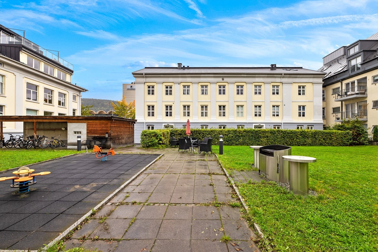 Eiendommen er pent opparbeidet med beplantet felles hage og asfaltert gårdsplass/bakgård. Galleribilde