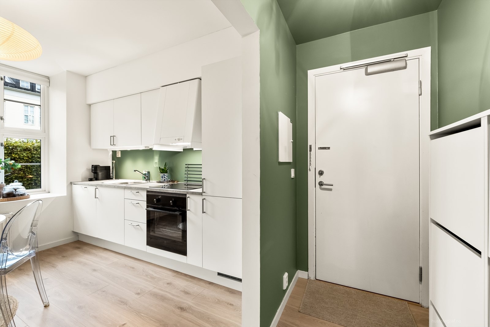 Velkommen inn! Fra entré er det inngang til kjøkken. Galleribilde