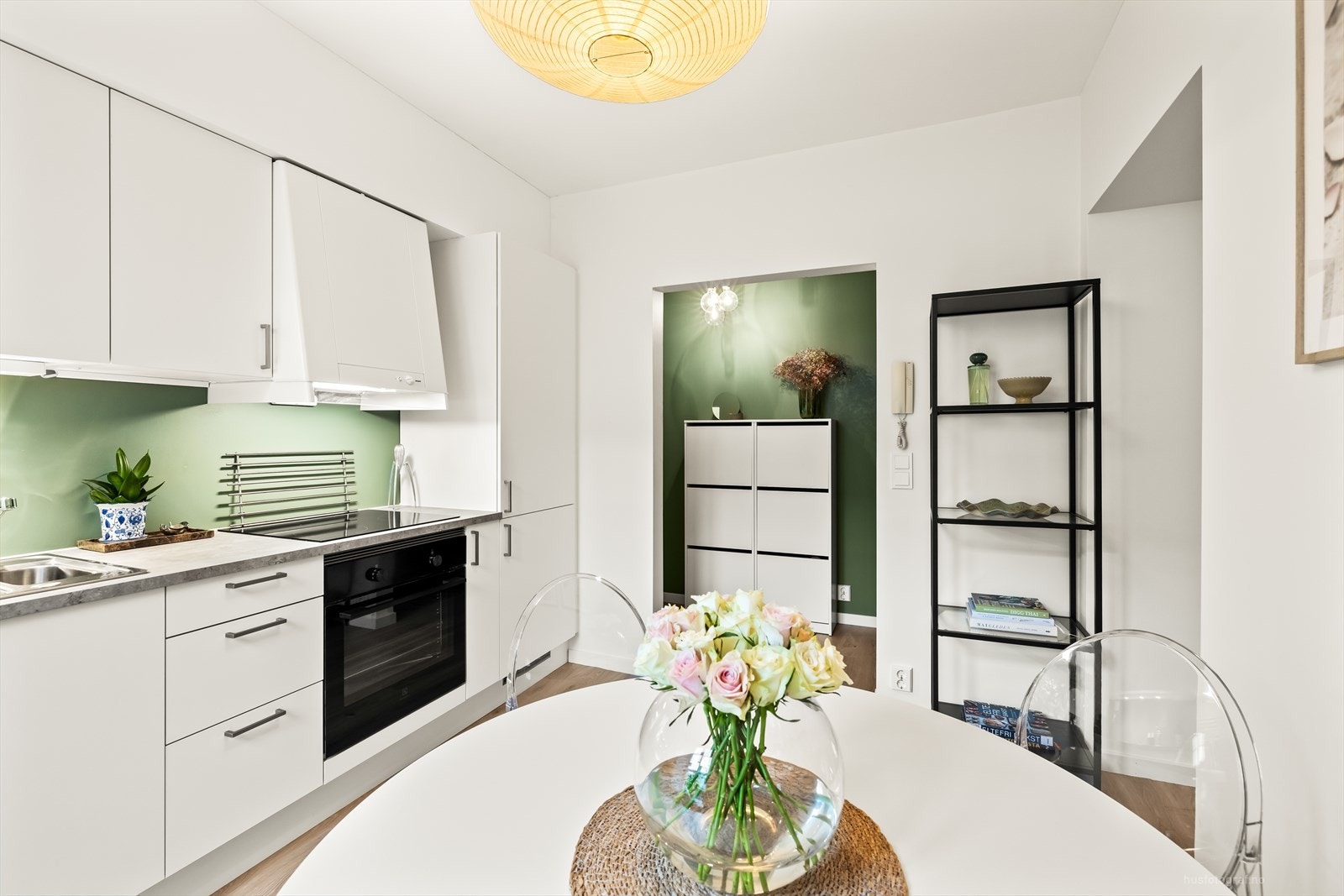 Pent kjøkken. Kjøkkenet har innredning med glatte fronter. Benkeplaten er av laminat. Galleribilde