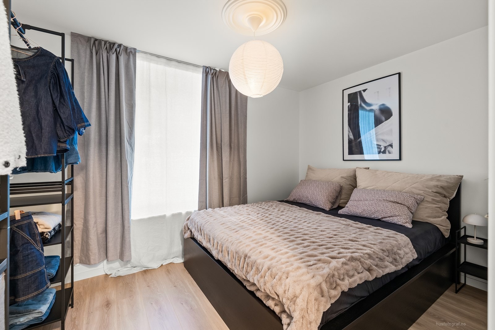 Soverommet har plass til dobbeltseng og nattbord. Galleribilde