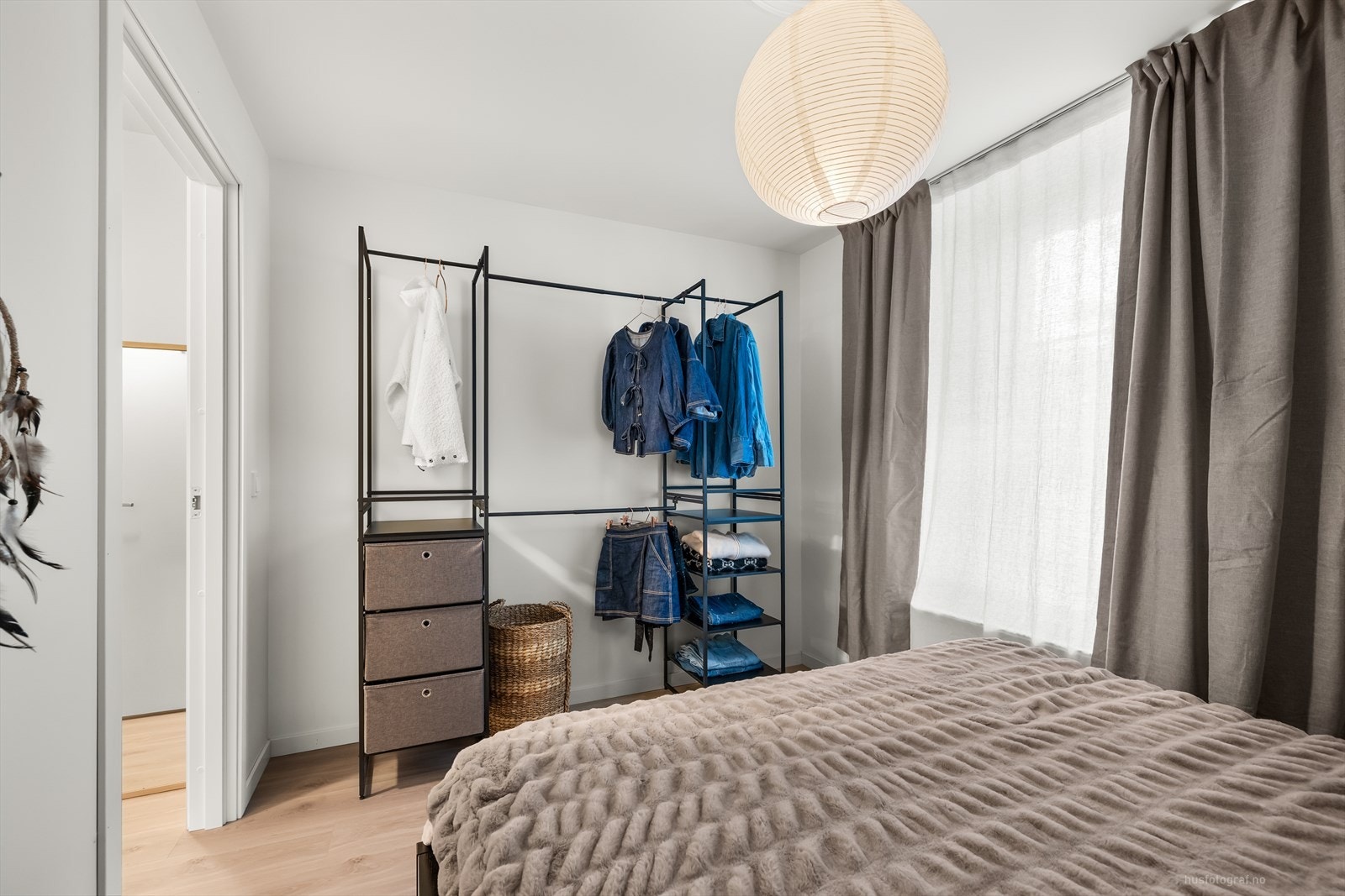 Her er det praktisk løsning til oppbevaring av klær. Galleribilde